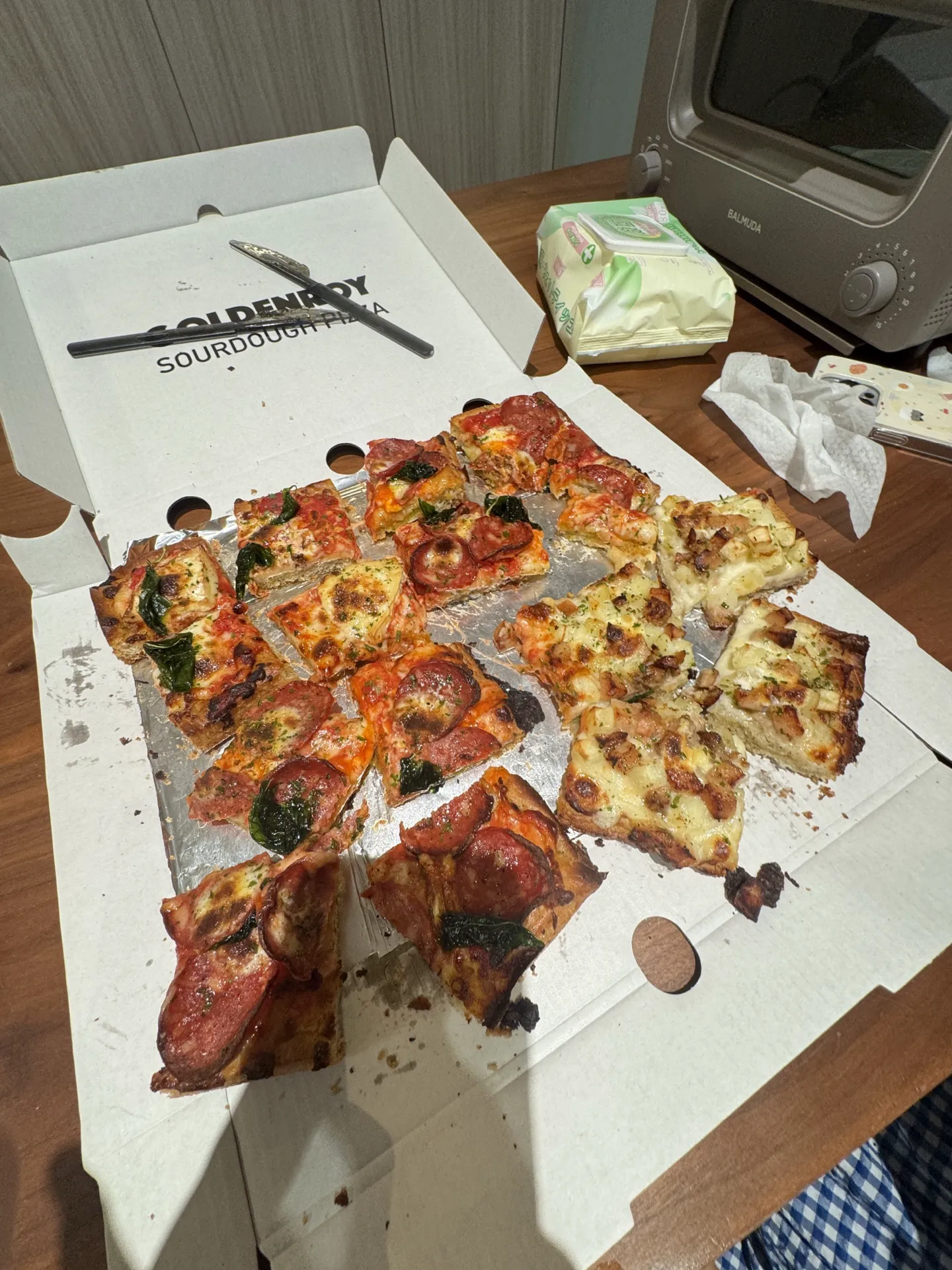 GoldenRoy Pizza is one of the funniest places I’ve ever eaten at 😂🍕