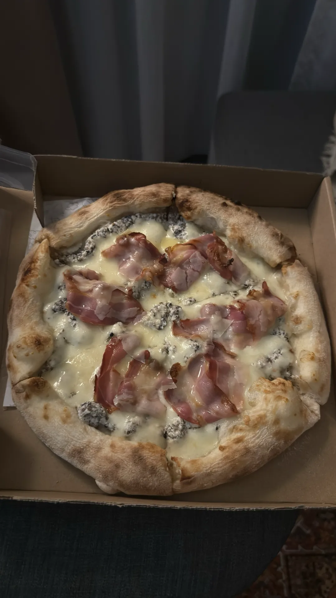 Bacon & Burrata Pizza: Must-Try! 🍕